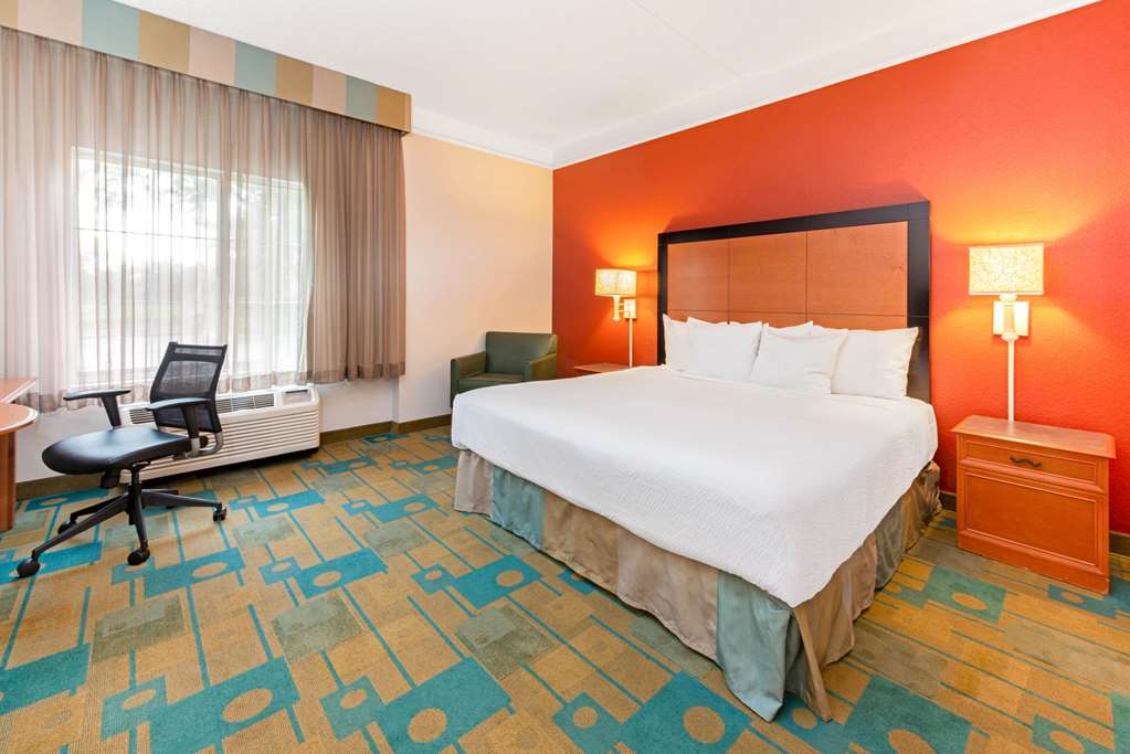 La Quinta Inn & Suites by Wyndham USF - photo 28