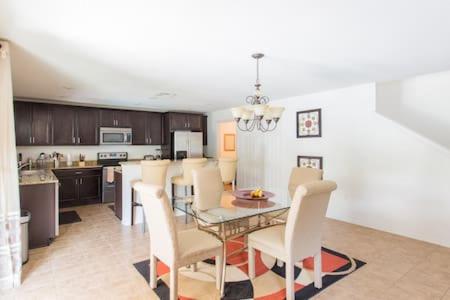 Modern 4 bedroom House with swimming pool — 4-Star Luxury Hotel in Clearwater, United States