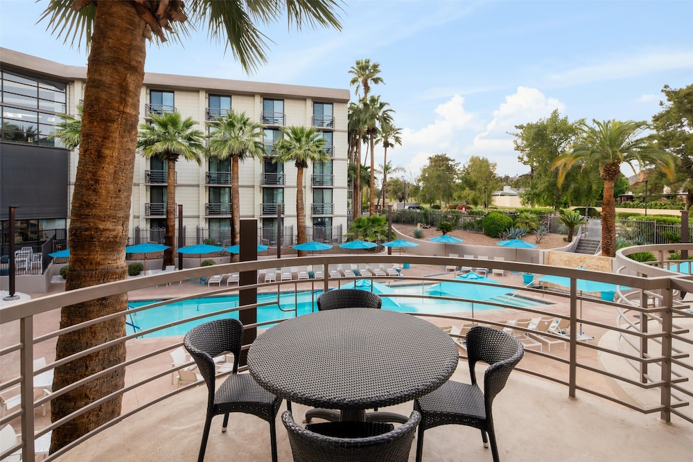 Embassy Suites by Hilton Phoenix Biltmore - photo 27