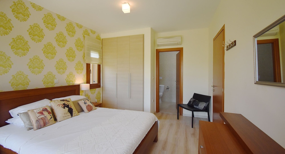 3 Br Villa Arethusa Aph 3572