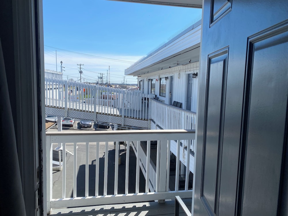 Hampton Harbor Motel - photo 19