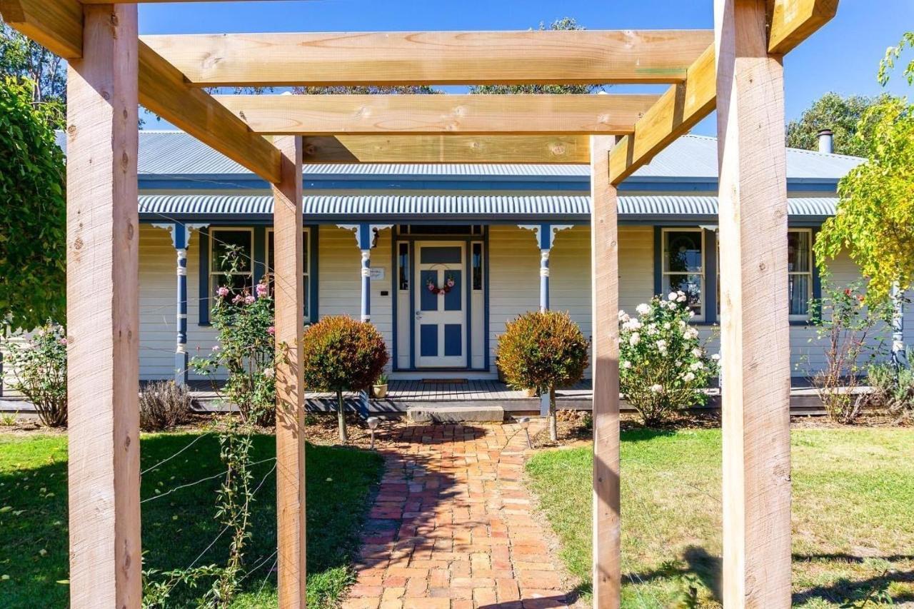 Pound Hill Cottage — 4-Star Luxury Hotel in Miners Rest, Australia