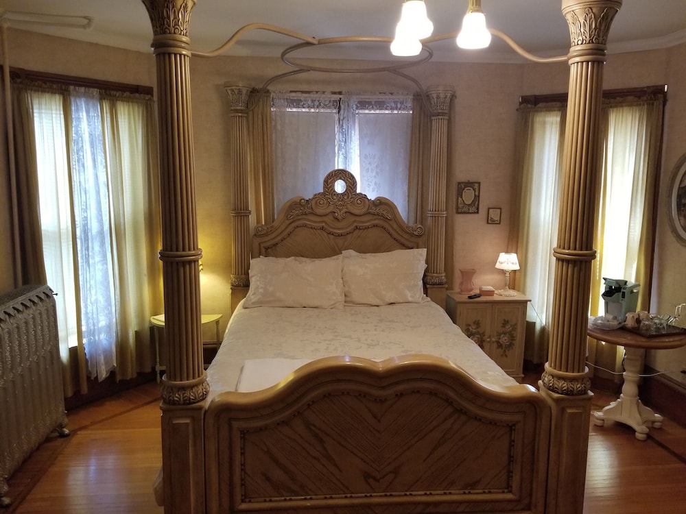 Historic Victorian Inn - photo 26