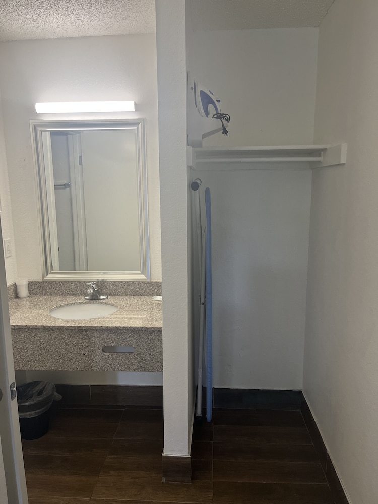 A Victory Inn & Suites Phoenix North - photo 10