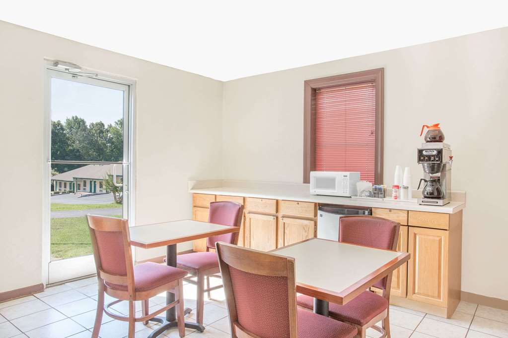 Knights Inn Emporia - photo 5