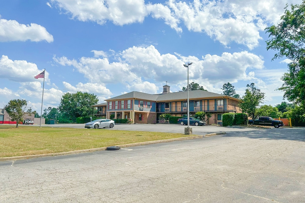 Louisville Inn By Oyo Louisville Municipal Airport — Louisville