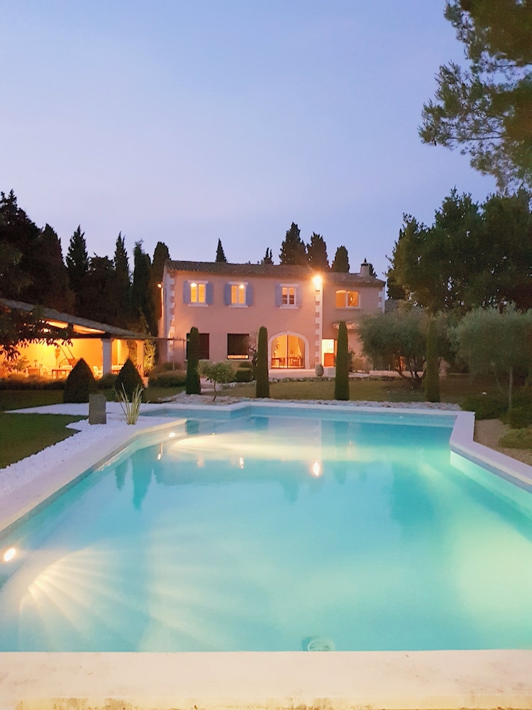 Le Clos Des Cypres — 4-Star Luxury Hotel in Graveson, France
