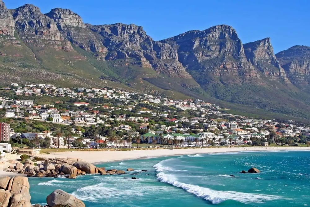 Chic and Modern 1 Bedroom Apartment With Lions Head View