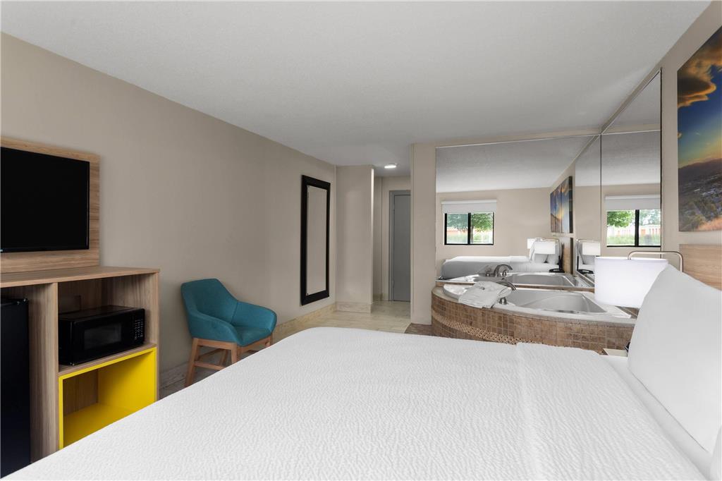 Days Inn and Suites by Wyndham Hammond IN - photo 18