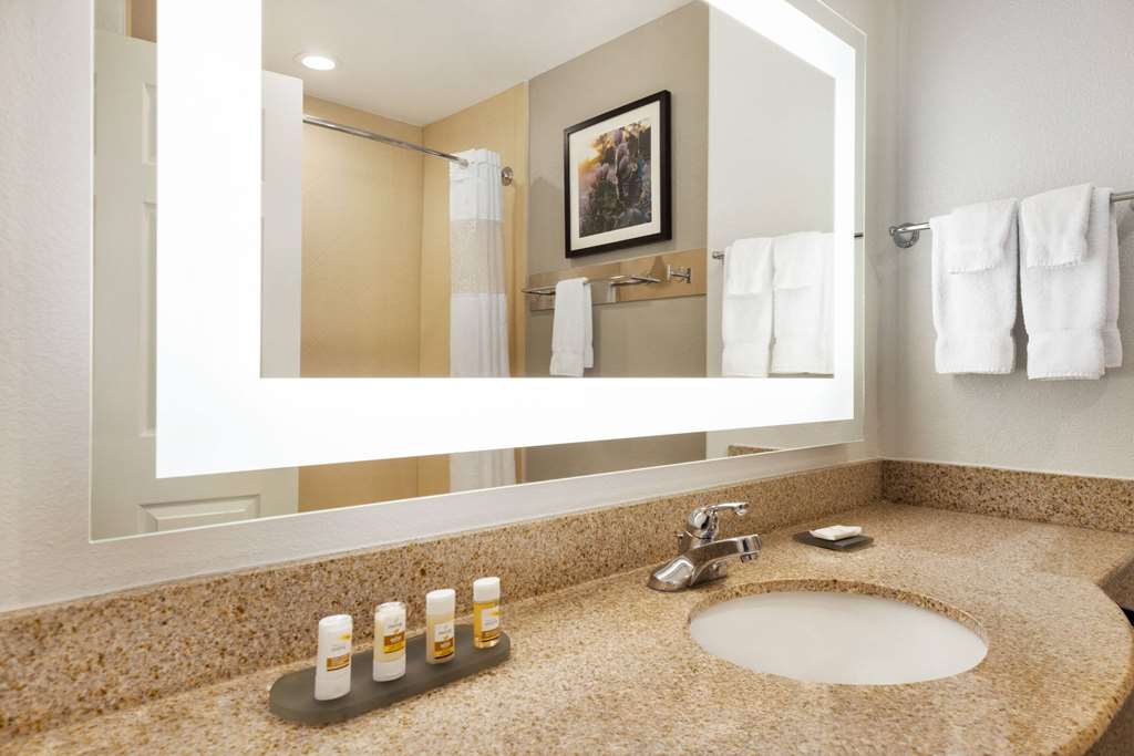 La Quinta Inn & Suites by Wyndham Port Arthur - photo 28