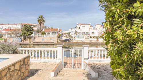 Villa with pool and private dock — Empuriabrava — photo 5