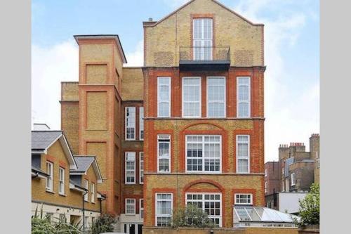 Central 2 Bed 2 Bath Sanctuary near Holborn Station Covent Garden & West End — 4-Star Luxury Hotel in London, United Kingdom