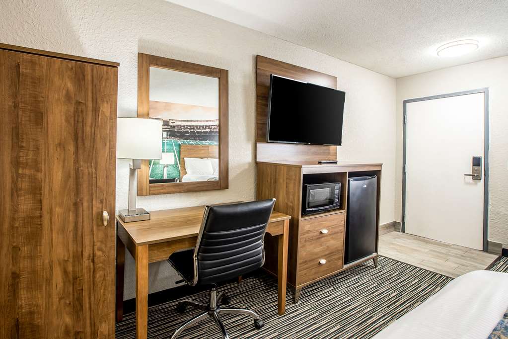 Clarion Pointe East Lansing University Area - photo 8