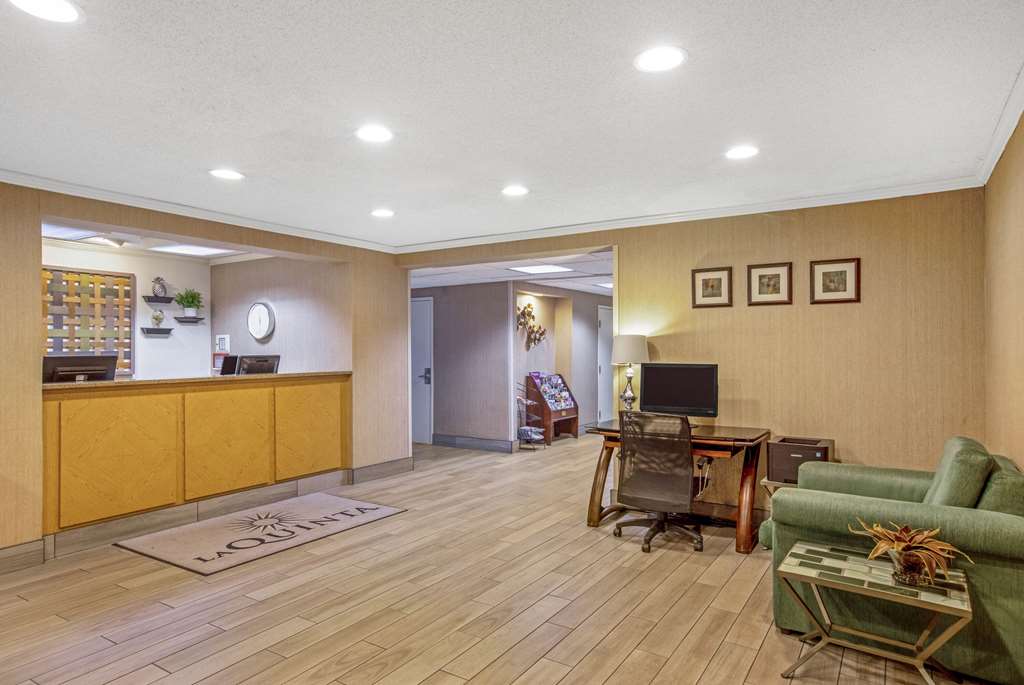 La Quinta Inn & Suites by Wyndham Des Moines West Clive - photo 16