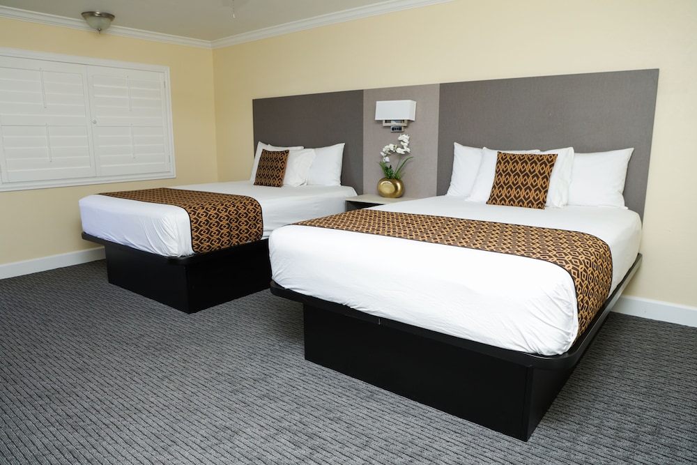 Silver Surf Motel - photo 141