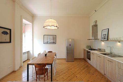 Bright 3BR Apartment in Old Tbilisi by Wehost