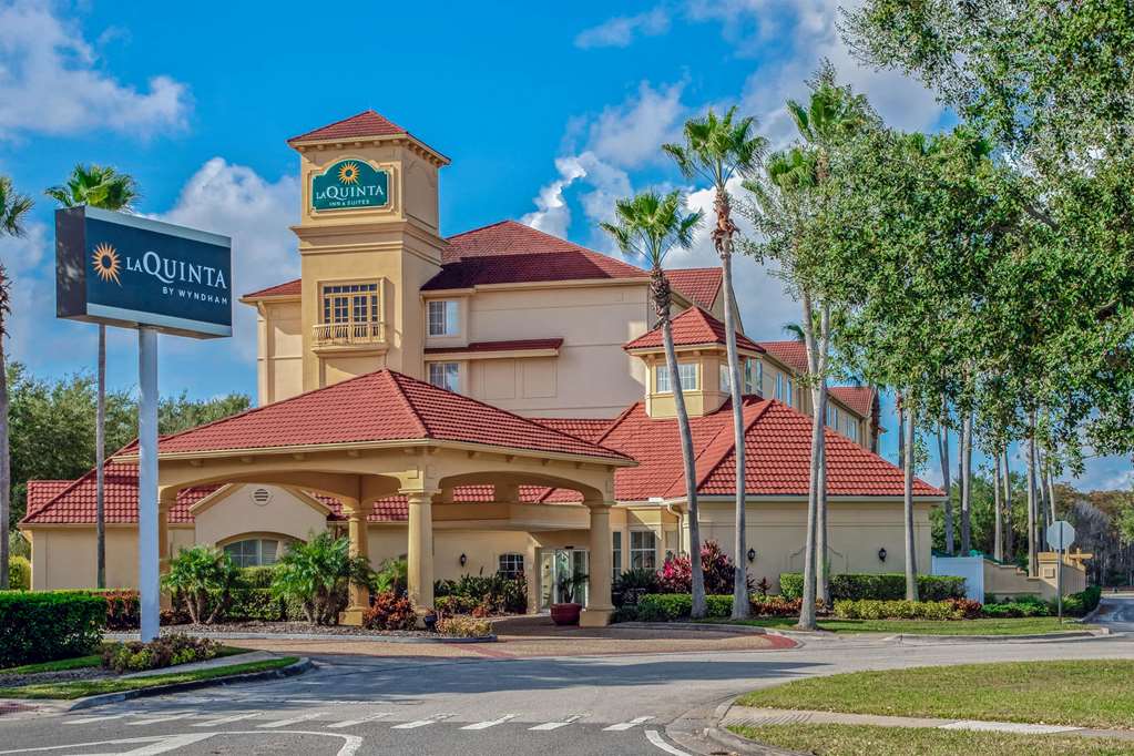 La Quinta Inn & Suites by Wyndham Orlando Airport North - photo 2