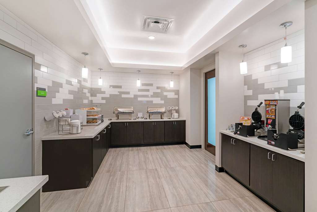 La Quinta Inn & Suites by Wyndham Mobile - photo 53