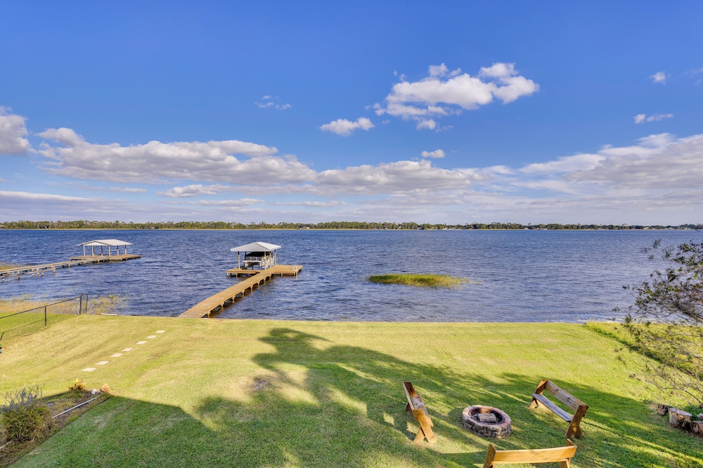 Lakefront Home with Game Room Kayaks And Fire Pit — 4-Star Luxury Hotel in Lake Placid, United States