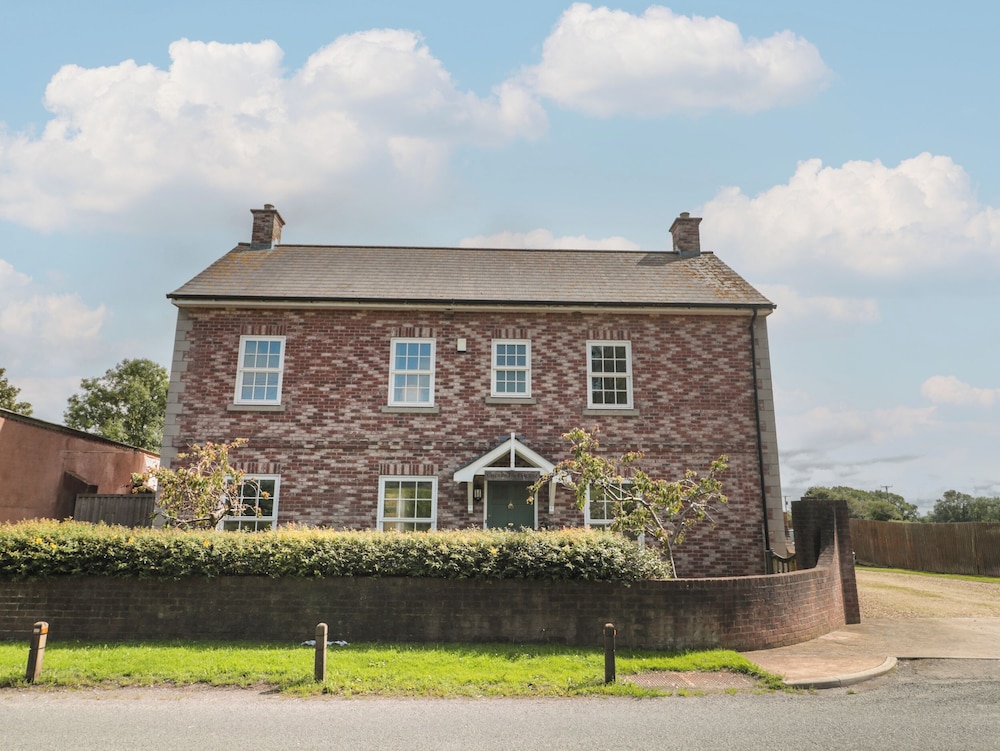 Cherry Tree House — 4-Star Luxury Hotel in Highbridge, United Kingdom