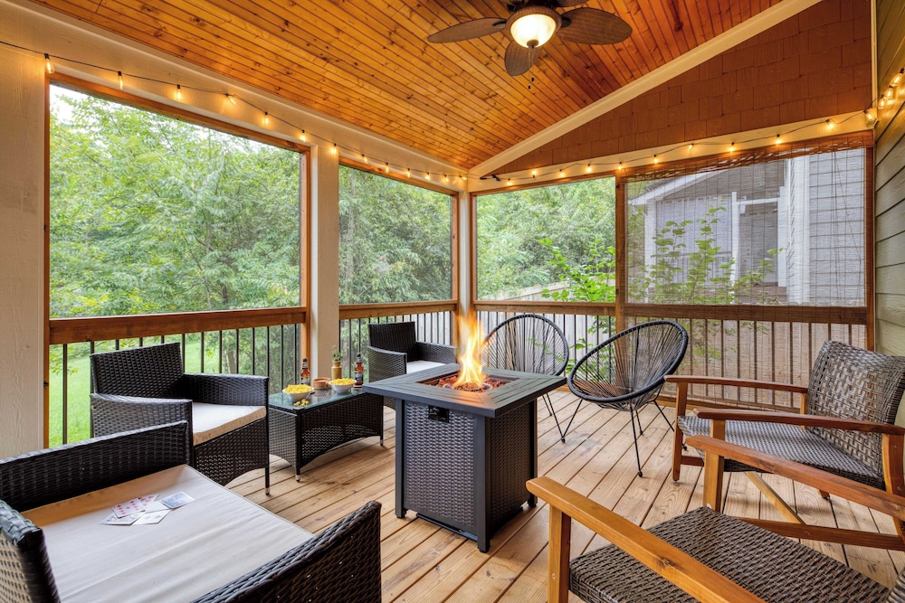 Sweetgum by Avantstay Black Mountain Retreat w Covered Deck in Black Mountain, United States