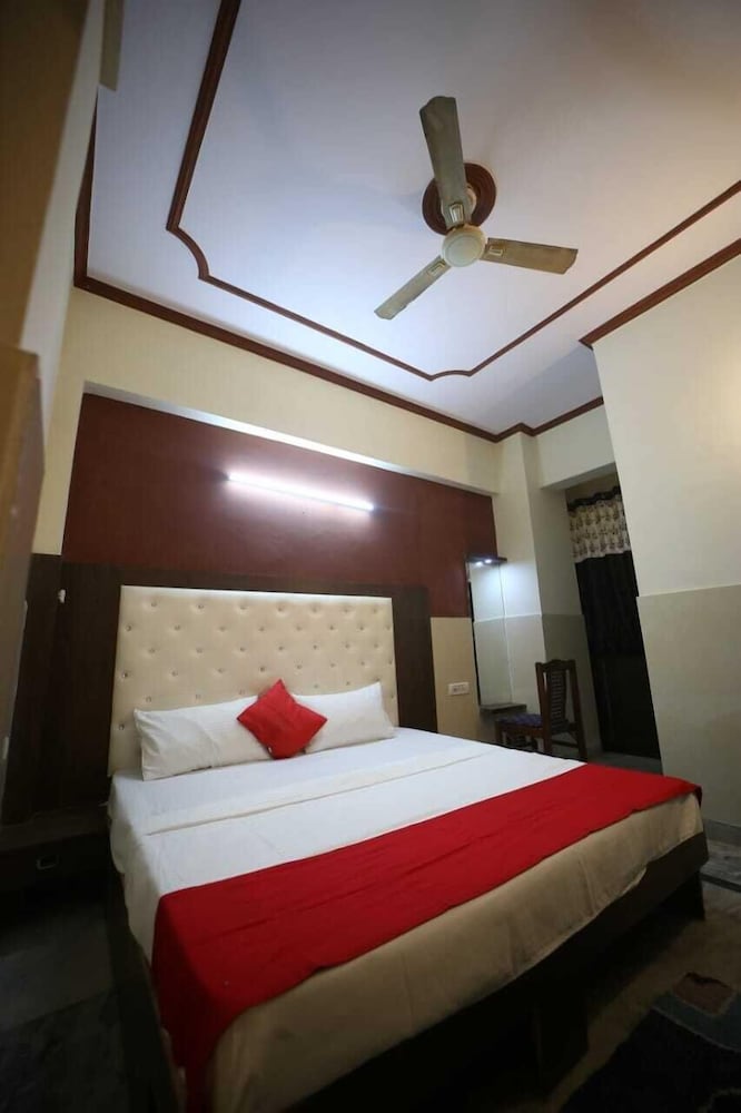 Hotel Ambika Palace in Agra, India