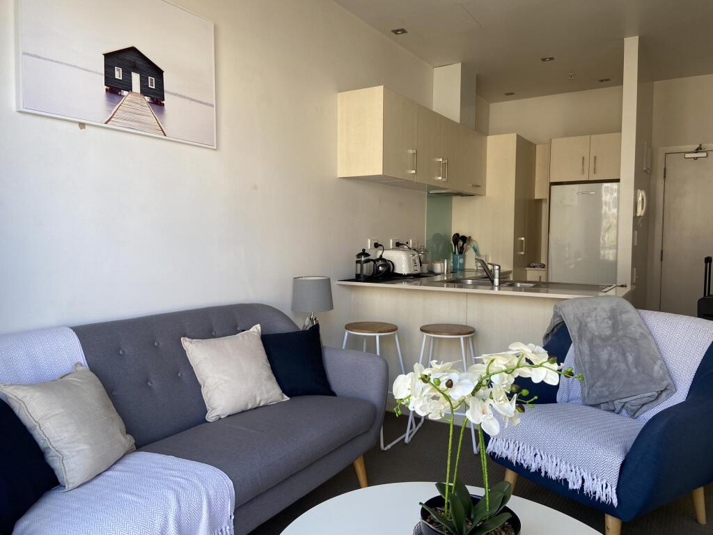 Modern Viaduct Apartment w pool gym Skytower views — 4-Star Luxury Hotel in Auckland, New Zealand