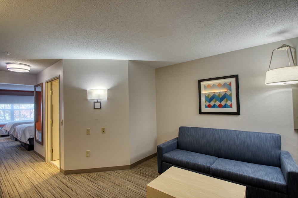 Holiday Inn Express Hotel & Suites Oshkosh by IHG - photo 21