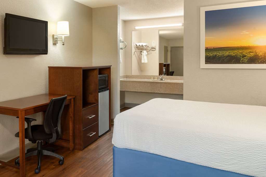 Days Inn by Wyndham Dillon - photo 26