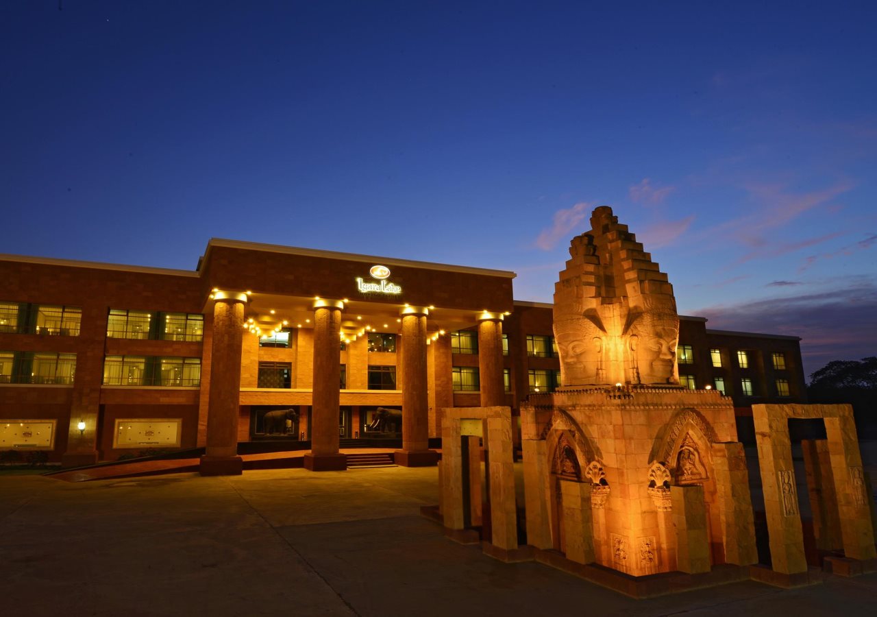 Iyara Park Hotel Resort — Uthai Thani