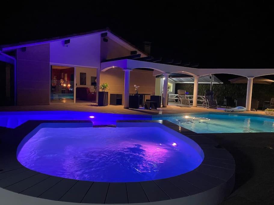 Villa Sany:10 Pers Maison 200m2 Piscine Jacuzzi — 4-Star Luxury Hotel in Narrosse, France