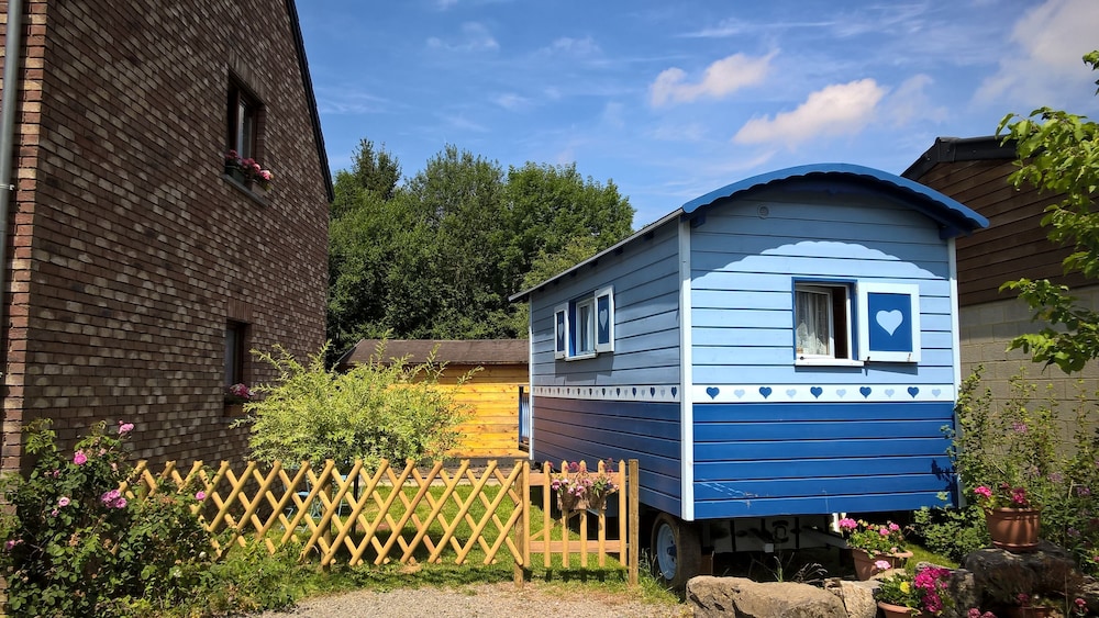 Cozy Little Blue Caravan in Scy Belgique pet-friendly hotel Hamois