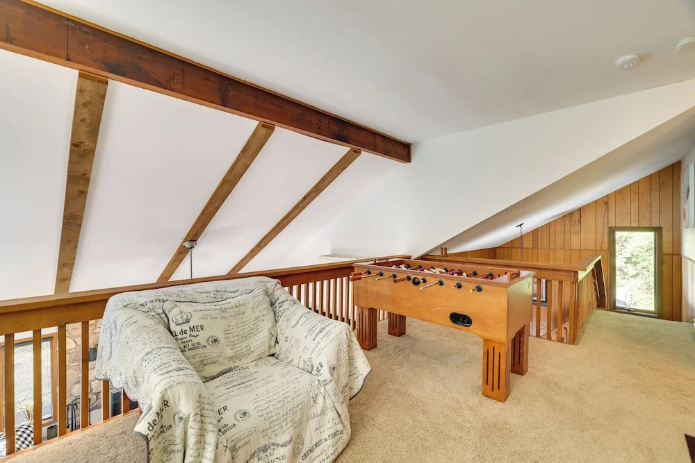 Lake Harmony Home Near Big Boulder — 4-Star Luxury Hotel in Crystal Lake, United States
