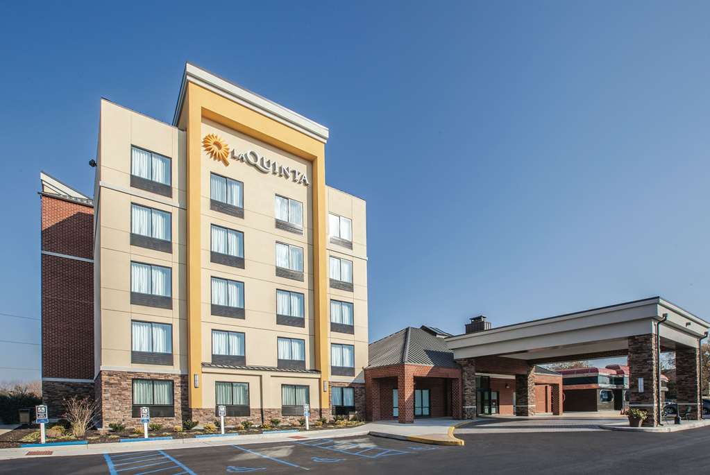 La Quinta Inn & Suites by Wyndham Philadelphia Airport - photo 2