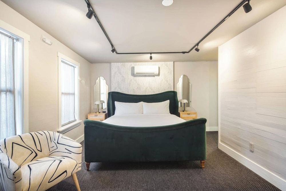 The Grand Maloney Hotel - photo 11