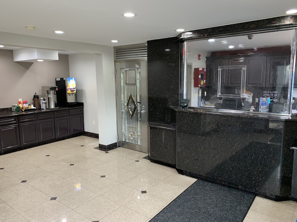 Red Roof Inn Copiague - photo 2