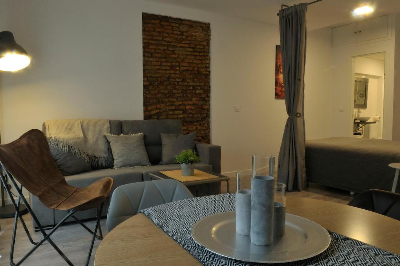 Apartamentos Suites Cariatide — 4-Star Luxury Hotel in Plasencia, Spain