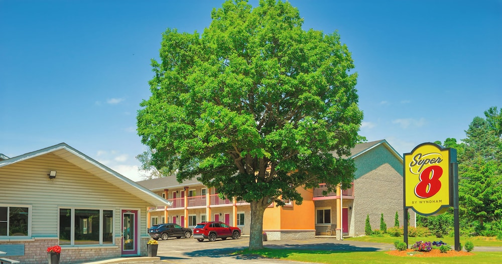 Super 8 by Wyndham Kingston in Kingston, Canada