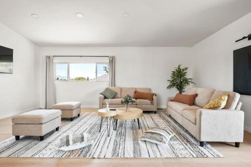 Luxury 6BR Retreat Fast WIFI Dedicated Workspaces — 4-Star Luxury Hotel in Hesperia, United States
