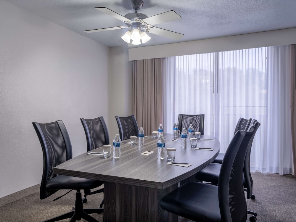 Embassy Suites by Hilton Baltimore Hunt Valley - photo 9
