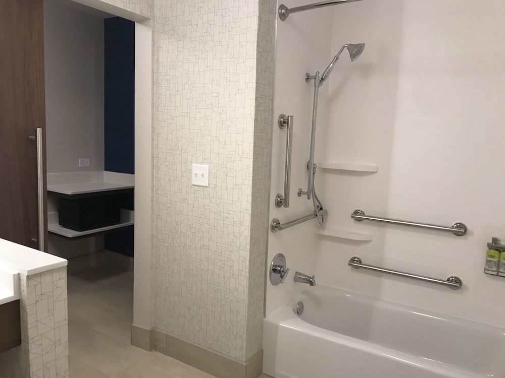 Holiday Inn Express & Suites Phoenix Airport North by IHG - photo 75