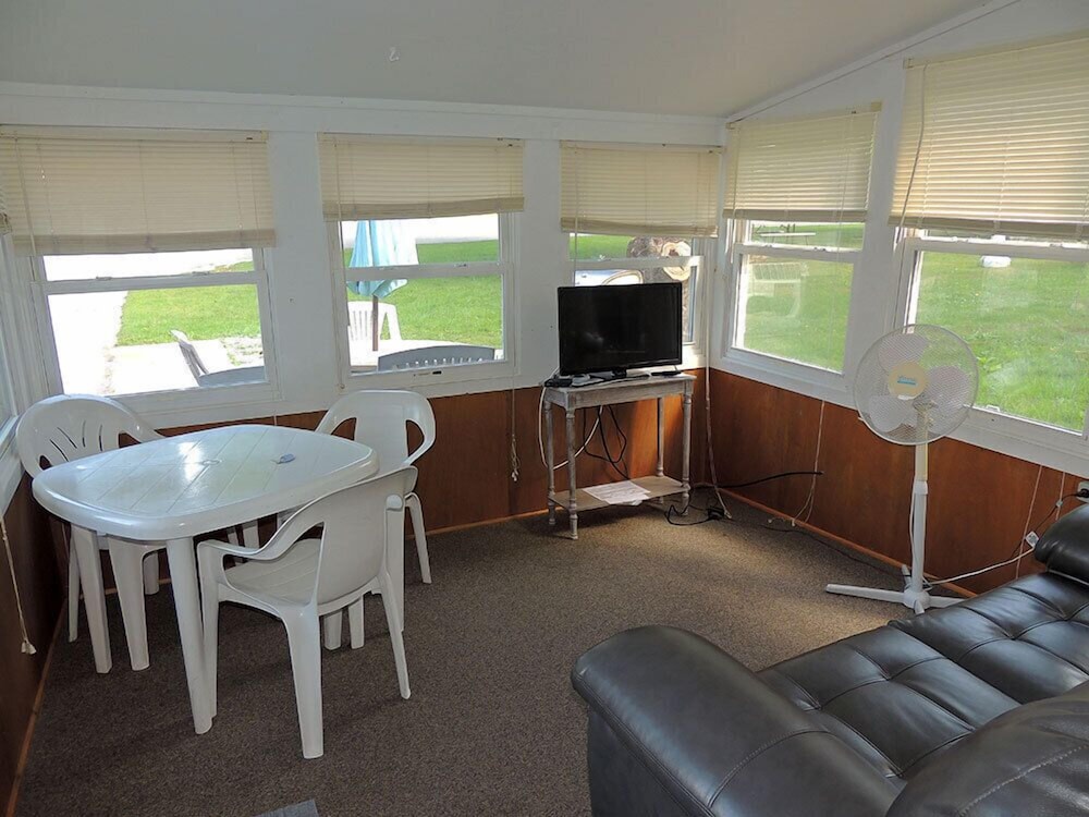 West Winds Motel & Cottages - photo 8