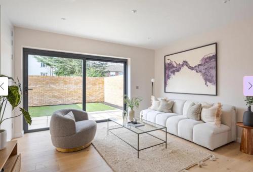Kings Mews Elegance: City Sparrow's Premier 2 Bedroom Residences — 4-Star Luxury Hotel in London, United Kingdom