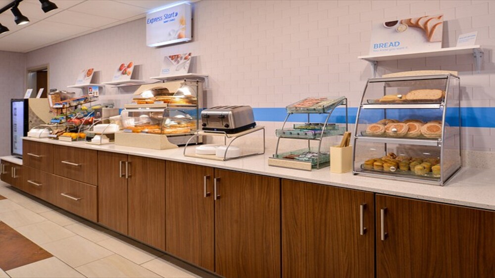 Holiday Inn Express & Suites Parkersburg East by IHG - photo 28