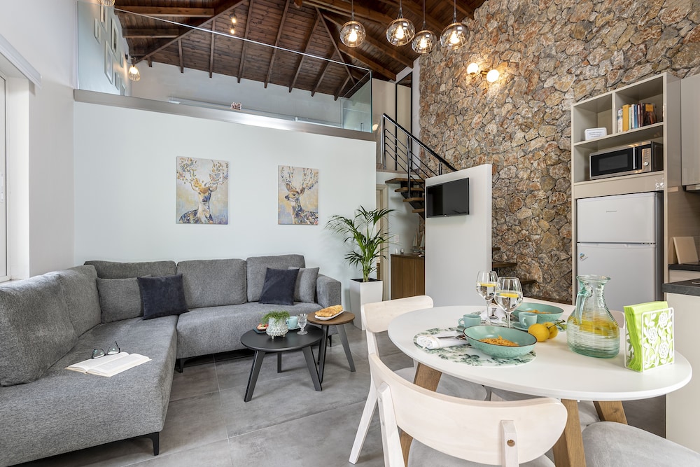 Epta Houses — 4-Star Luxury Hotel in Marmarion, Greece