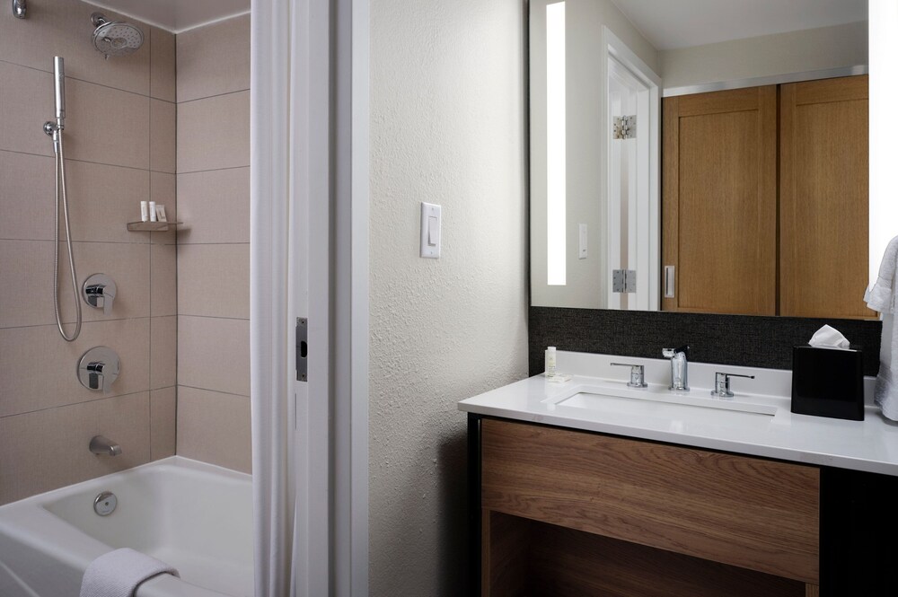 Sheraton Grand Rapids Airport Hotel - photo 13