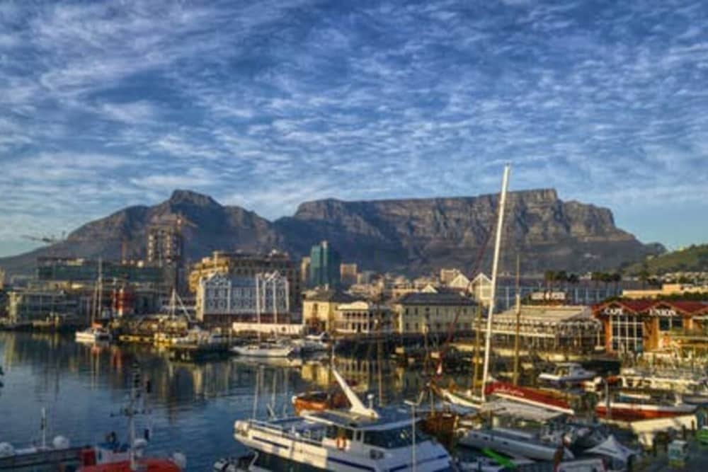 Chic and Modern 1 Bedroom Apartment With Lions Head View