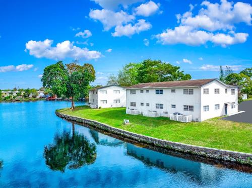Family & Friends Retreat Sleeps 19 PalmWaveStays — hotel in Coconut Creek