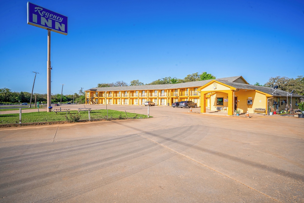 Regency Inn By OYO Rockdale TX - photo 48