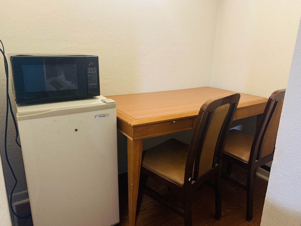 Embassy motel - photo 13